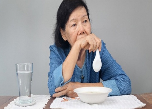 FTT_Vì sao người cao tuổi thường uống ít nước?