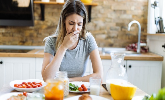 Cảm giác buồn nôn sau bữa ăn: Triệu chứng báo hiệu vấn đề tiêu hóa